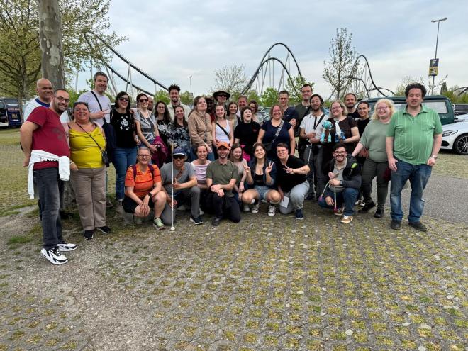 Le groupe des 19 membres fsa et des 20 accompagnants pose devant le parc d'attraction.