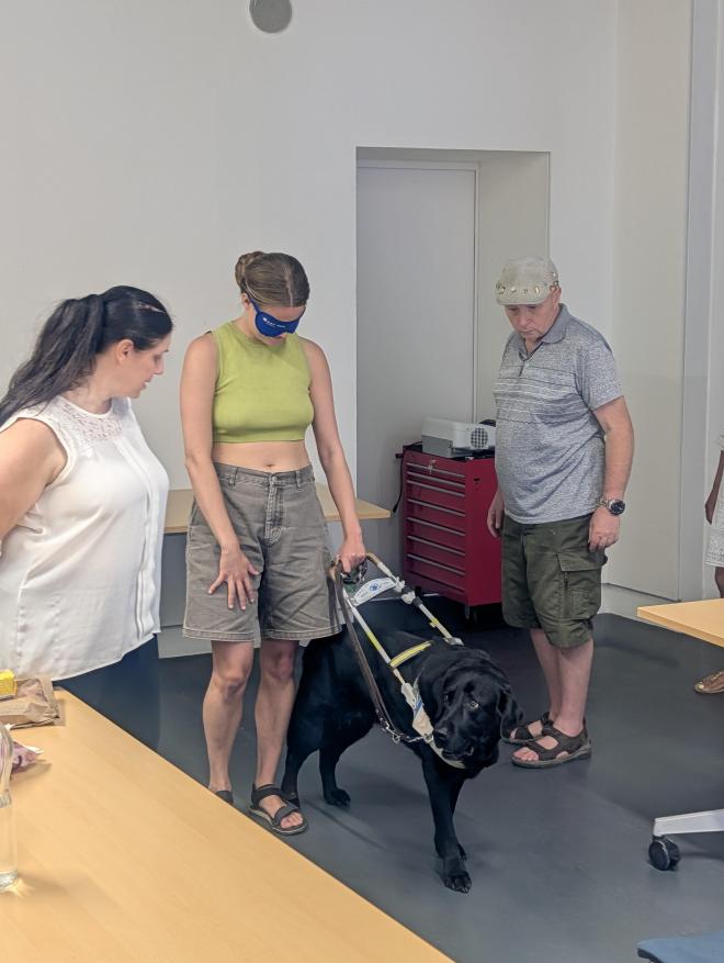 Suzanne Luchesse sensibilise une bénévole au guidage avec son chien Elfi